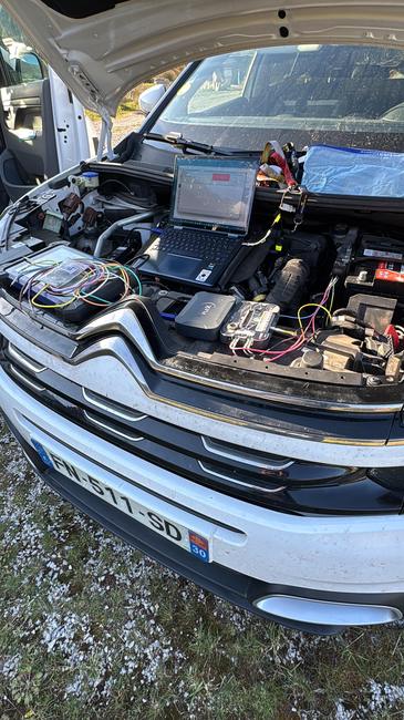 Véhicule d'intervention ReprogTech, capot ouvert, matériel de diagnostic installé