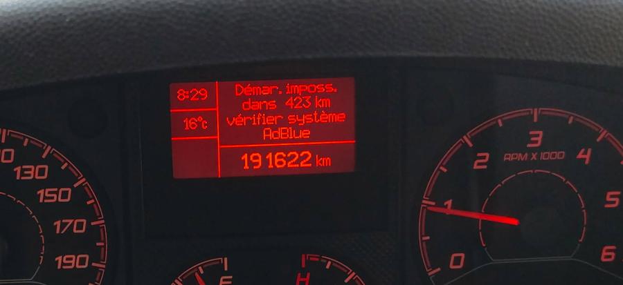 Tableau de bord utilitaire avec alerte AdBlue, démarrage impossible dans 423 km